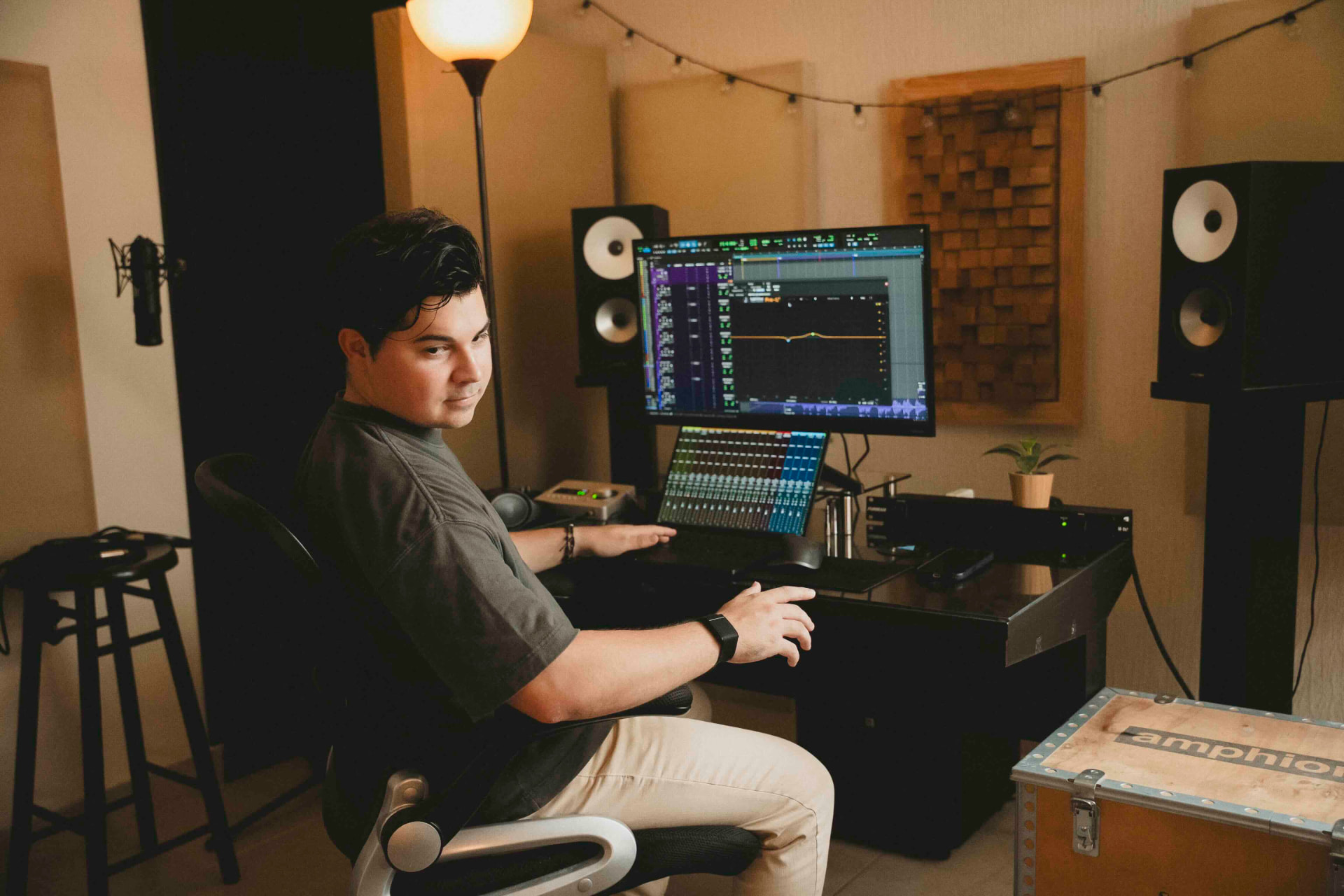 Rodrigo Manjarrez en su estudio de mezcla en Sonora