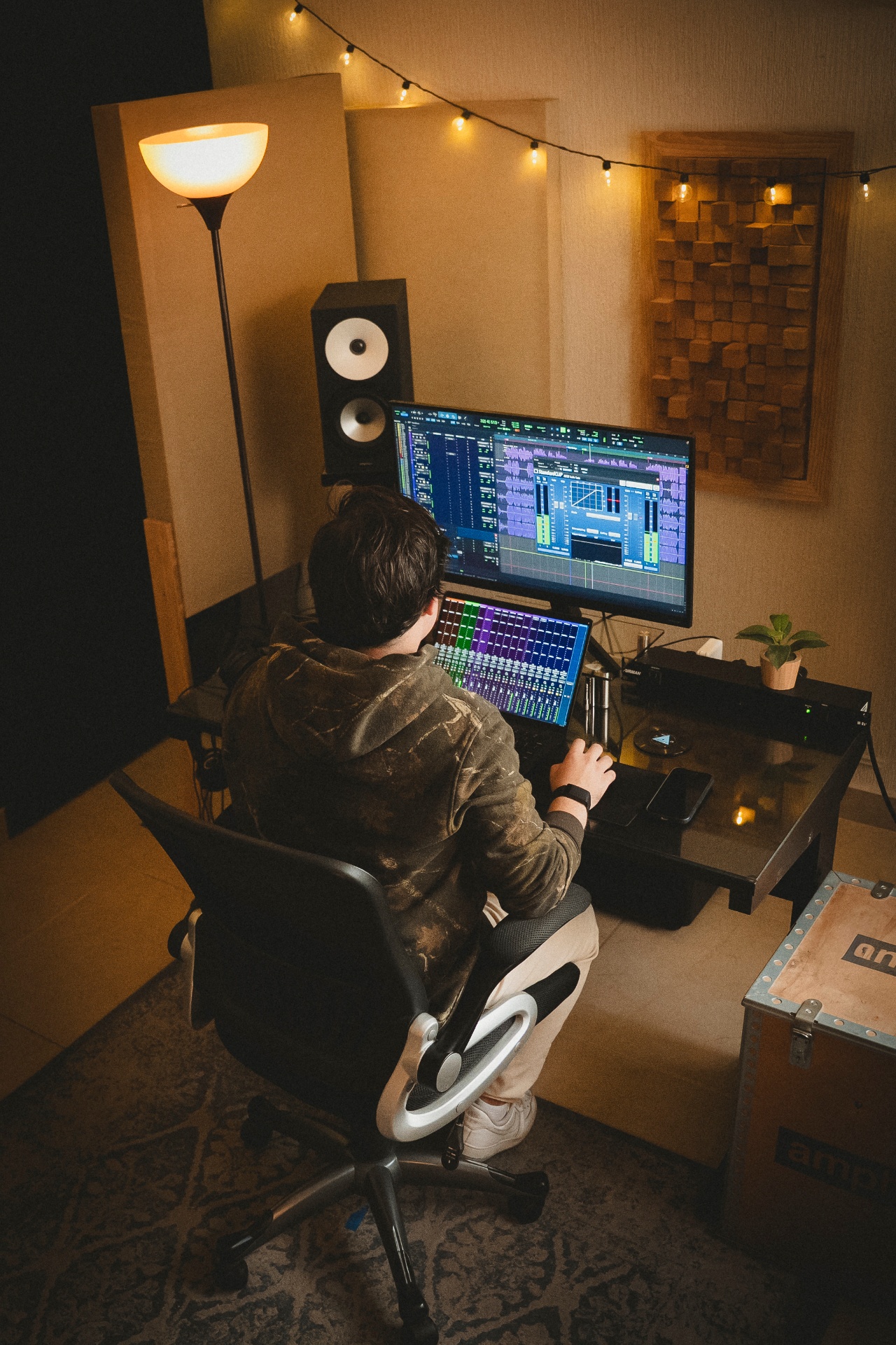 Rodrigo Manjarrez mezclando en el estudio