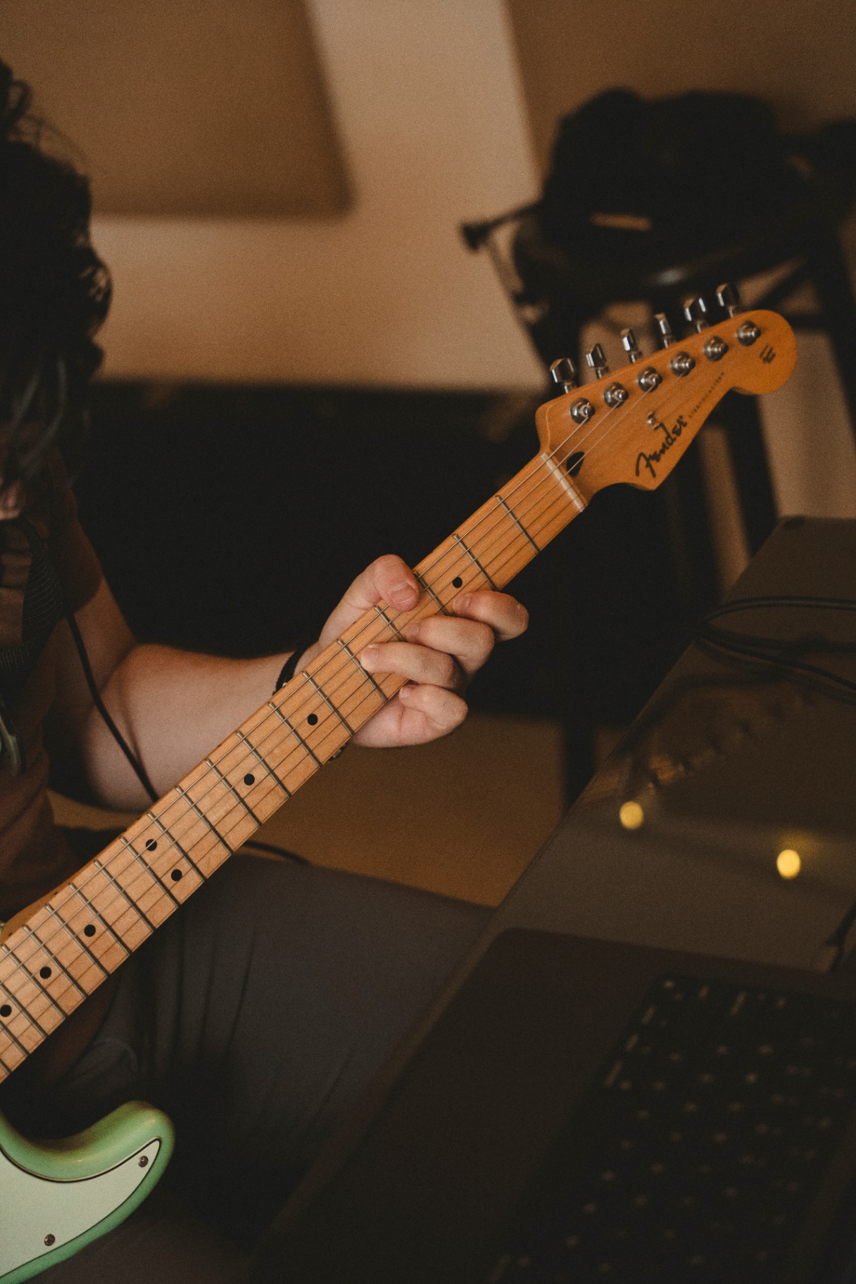 Detalle de Fender Stratocaster en estudio